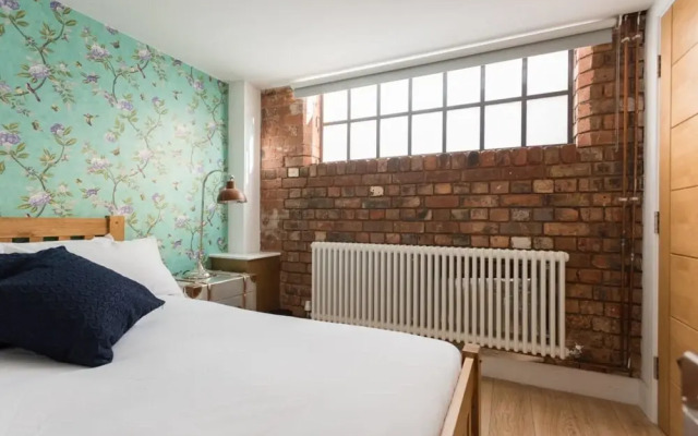 The Warehouse Loft - Trendy Converted Warehouse 3bdr