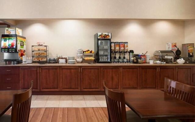 COUNTRY INN &amp; SUITES MANCHESTER AIRPORT