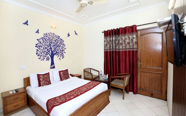 OYO 990 Hotel Paradise