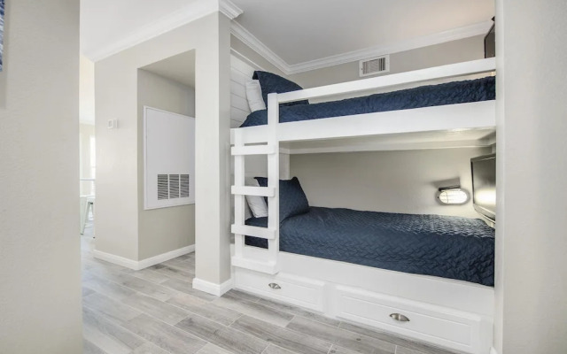 Seascape 1304 Studio Bedroom Condo by RedAwning