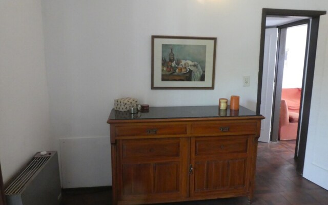 Departamento-casa muy amplio y céntrico.