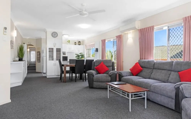 Beachside 2-bed Apartment With Secure Parking