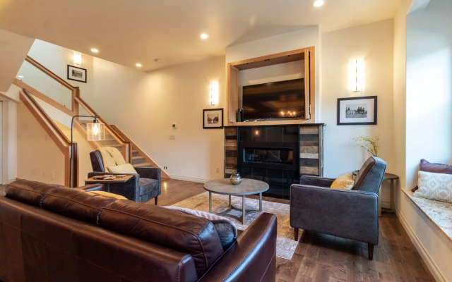 Rooftop Deck Walk to River Downtown Fire pit