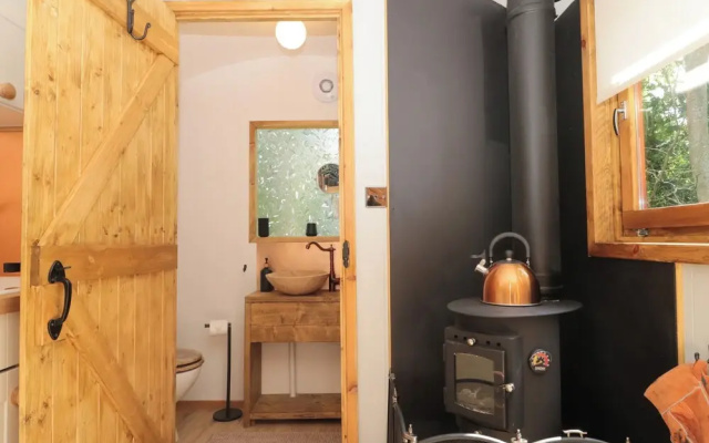 The Foxes Den Shepherds Hut