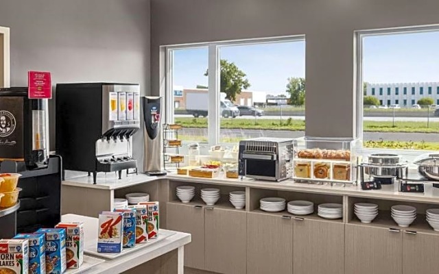 Microtel Inn & Suites Montreal Airport-Dorval QC