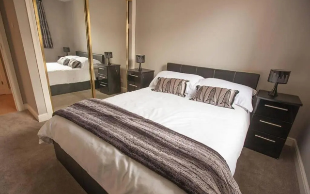 City Centre Executive 2 Bed Apartment with WiFi & Parking
