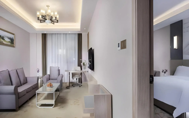 Vienna International Hotel (Xinyang Railway Station Tianrun Plaza Store)