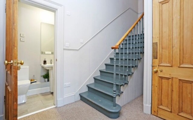 Homely & Spacious 4-bedroom Apartment by the Meadows