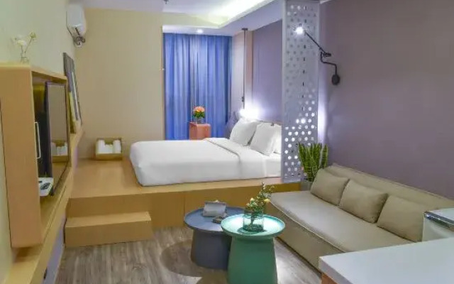 Light Luxury Rubik's Cube Movie Hotel