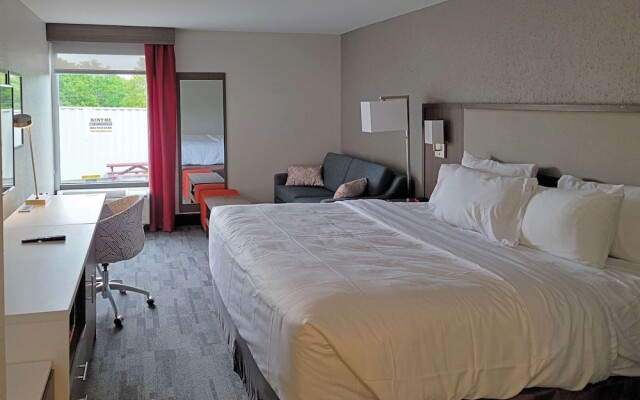 Quality Inn & Suites Outlet Village