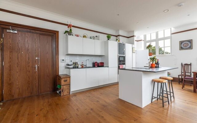Lovely 1-bed Flat in Acton, West London, Sleeps 4