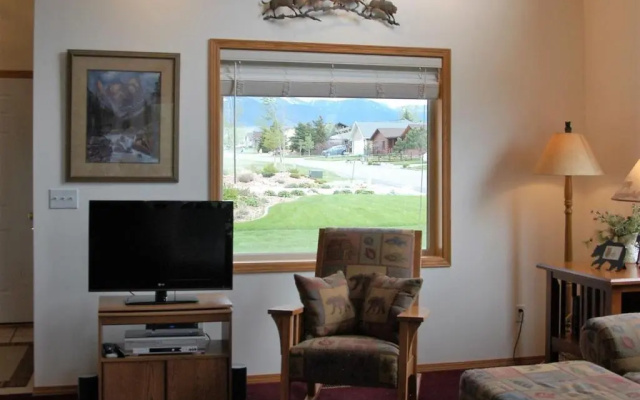 Mountain-view-tee-and-ski