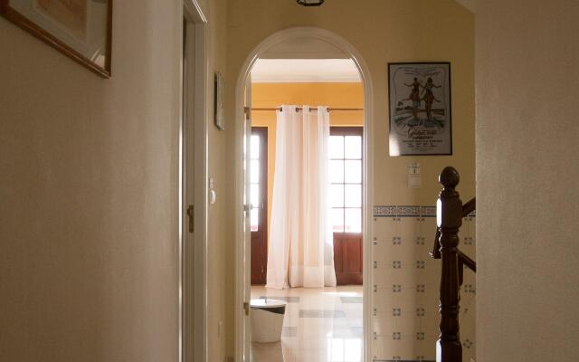 Ericeira Chill Hill Hostel & Private Rooms - Peach Garden