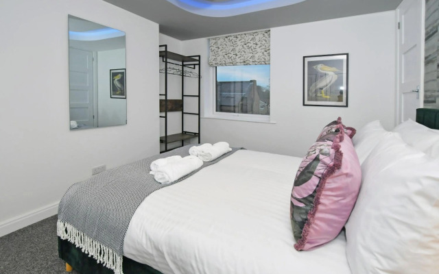 Antrobus Deluxe Apartments by YourStays