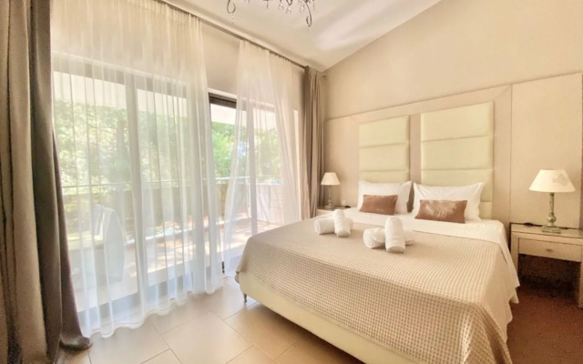 Greek Pride Cronwell Rahoni