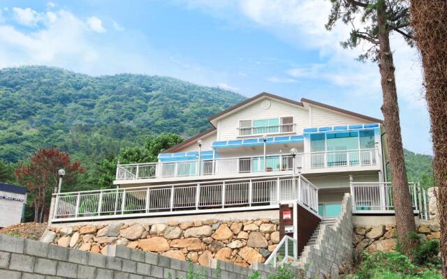 Yeosu Sea Side Pines Pension