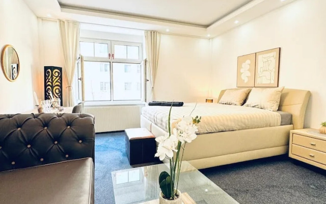 Spacious 7BR Apartment Prime Location