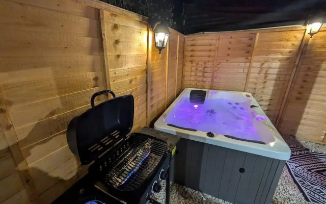 1-bed Retreat - Hot Tub, Private Garden & Bbq