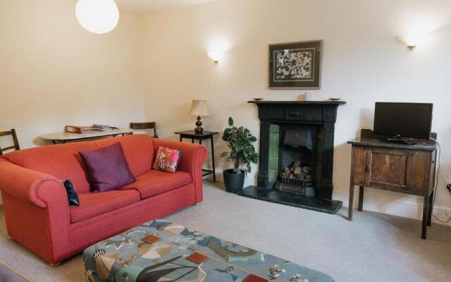 SUNNYSIDE APARTMENT - Spacious 2 Bedroom Ground Floor with Free Parking In Kendal, Cumbria