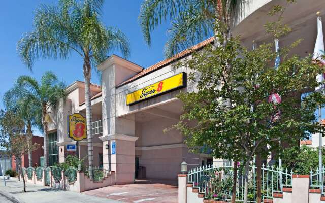 Super 8 by Wyndham North Hollywood