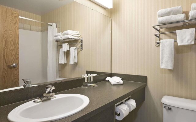 Super 8 By Wyndham High Level Ab