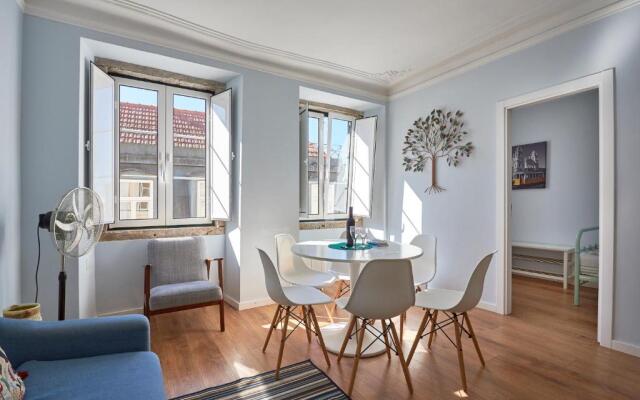 Elegant Riverview Apartment in Historical Lisbon