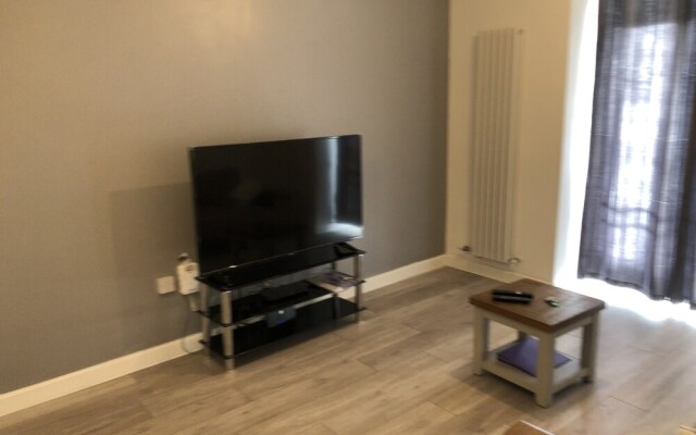 Stunning 1-bed Apartment With En-suite in Strood