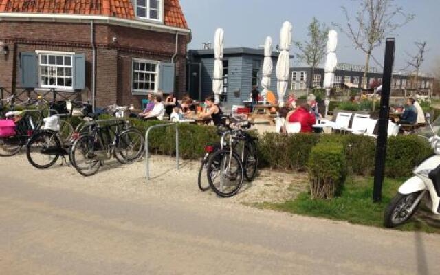 B&B Houseboat between Amsterdam Windmills