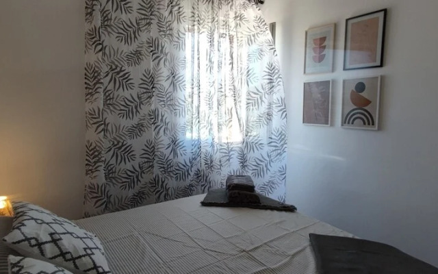 Stunning 2-bed House in Jezera With Sea Views