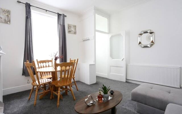 Charming 2-bed Home in Blackpool-central w Parking
