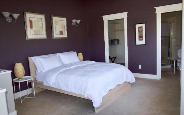 Walkable OTS Mid Century Condo-Pool