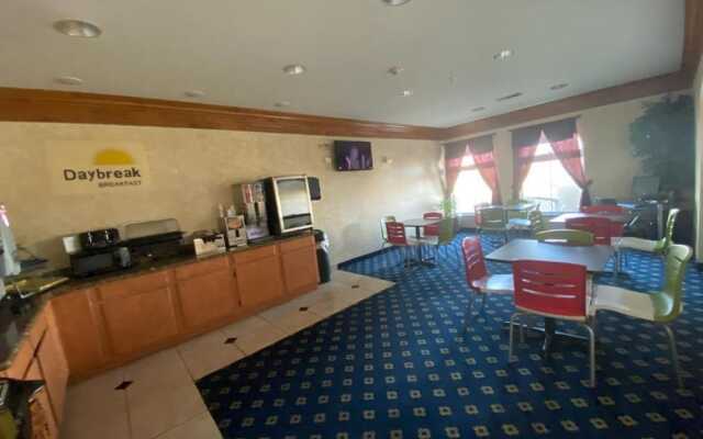 Days Inn & Suites Cleburne TX