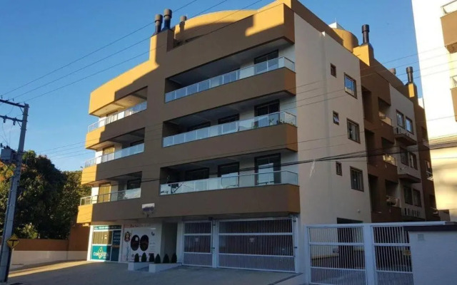 Lindo e Novíssimo Apartamento na Praia de Bombas.