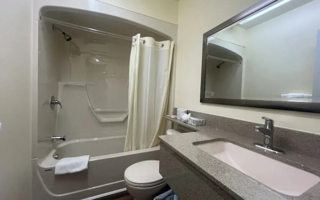 Colonial House Motor Inn