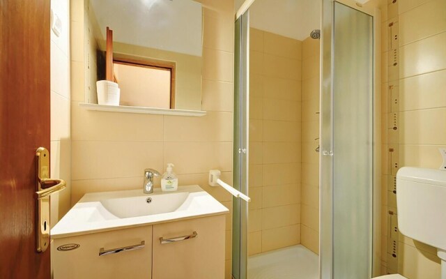 Beautiful Apartment in Valbandon With 3 Bedrooms and Wifi