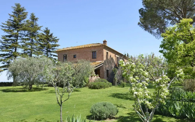 Pleasant Villa In Valiano With Terrace, Garden, Sun-Loungers