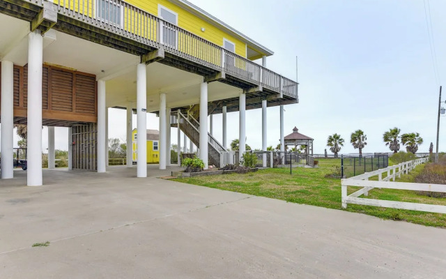 Walk to Beach: Bayfront Gilchrist Getaway!