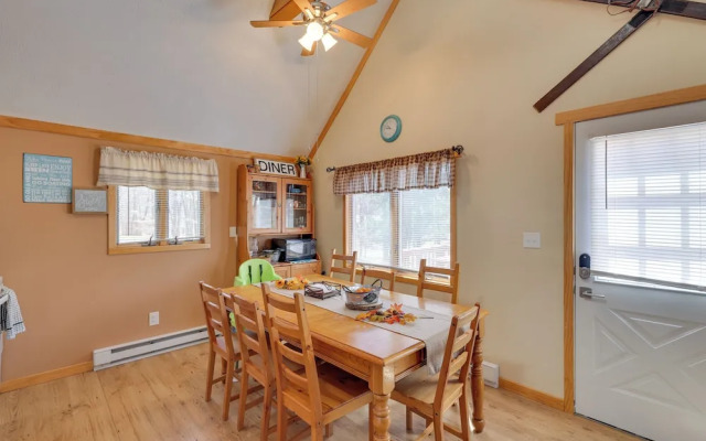 Walk to Beach: Pocono Lake Cabin w/ Pool Access!