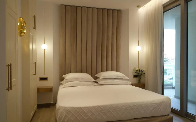 Golden Luxury Suites
