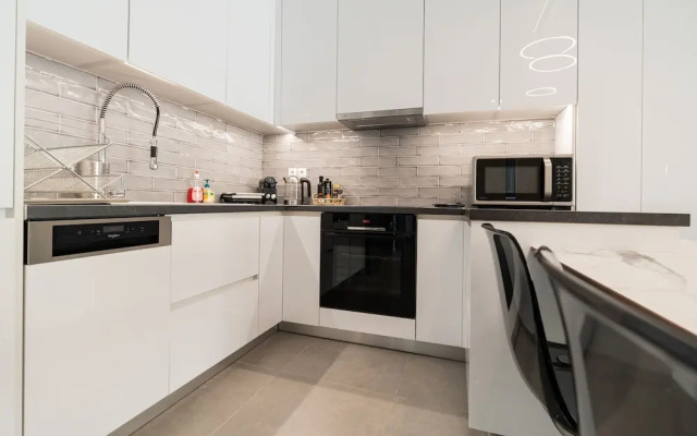 LIV - Luminous Spacious Apartment in Pagrati