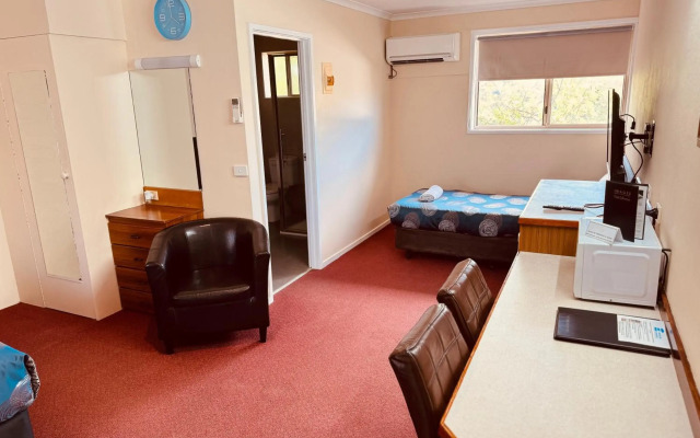 Blue Whale Motor Inn & Apartments