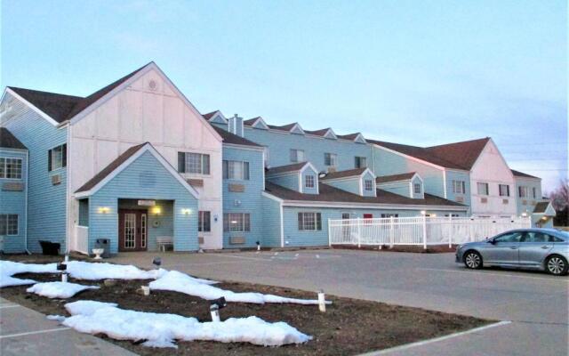 Days Inn & Suites by Wyndham Williamsburg IA North