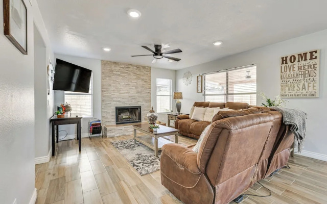 Glendale Gem: Outdoor Pool Table & Kitchen!