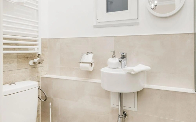 De Luxe 1-bedroom, 2-bathroom Condo in the Center