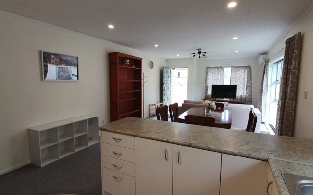 Cheerful 3BR Home - Free WiFi & Netflix