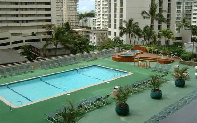 1-2011 Waikiki Banyan