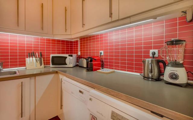 Bright & Beautiful Top Floor Graça Flat