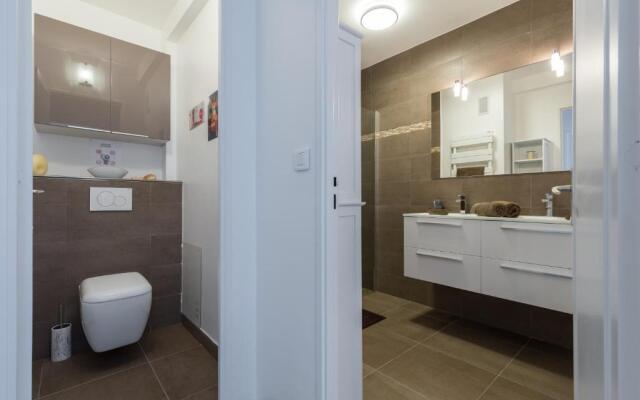 GORGEOUS APT with TERRACE, ELEVATOR, AC, FREE PARKING