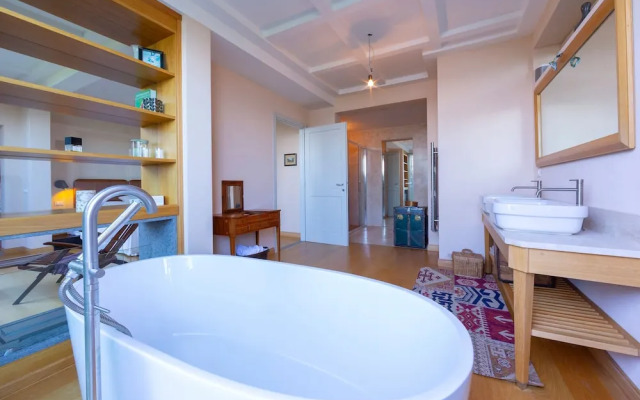 Paradis Relais Pool View EV Recharge