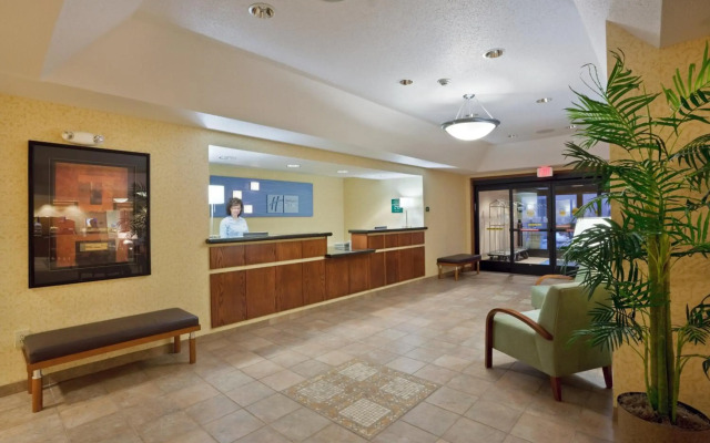 Holiday Inn Express Kansas City - at the Legends